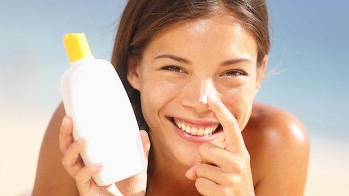 Ilustrasi mengaplikasikan sunscreen atau tabir surya.