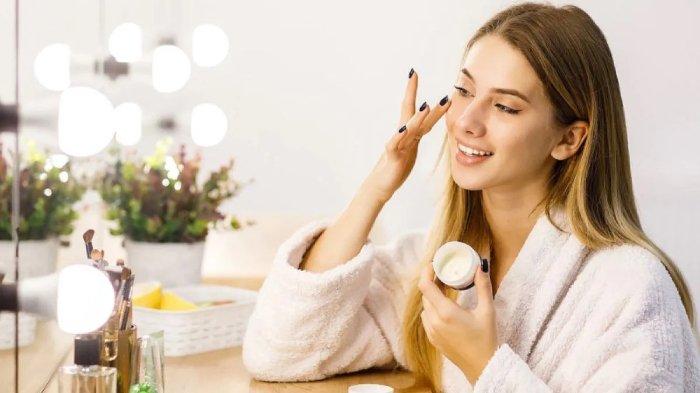 Ilustrasi mengaplikasikan skincare dengan kandungan Bakuchiol