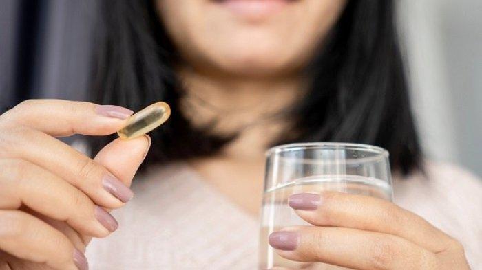 Rutin minum suplemen merupakan salah satu cara untuk mengurangi kolesterol dalam tubuh.