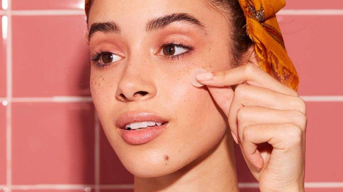 Ilustrasi wanita menggunakan acne patch yang tepat agar jerawat cepat mengempis.