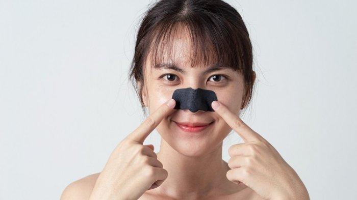 Ilustrasi wanita menggunakan pore strip untuk menghilangkan komedo.