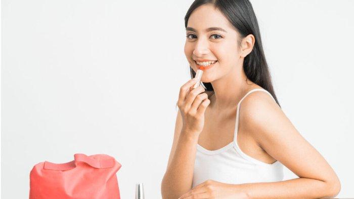 Memilih lipstik dengan warna yang mendekati warna bibir agar tidak terkesan menor.