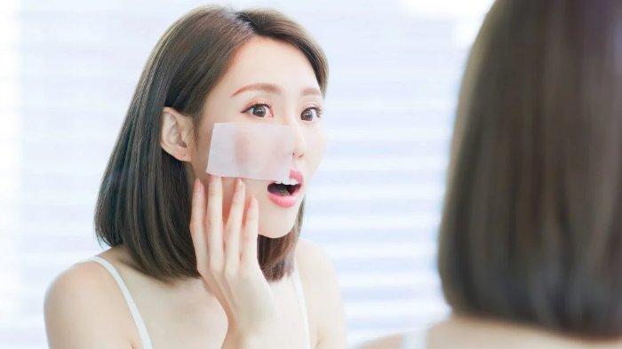 Mengkonsumsi buah kiwi dipercaya dapat membantu menjaga sebum di kulit wajah.