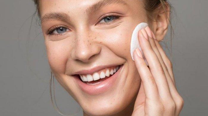 Ilustrasi wanita menggunakan toner