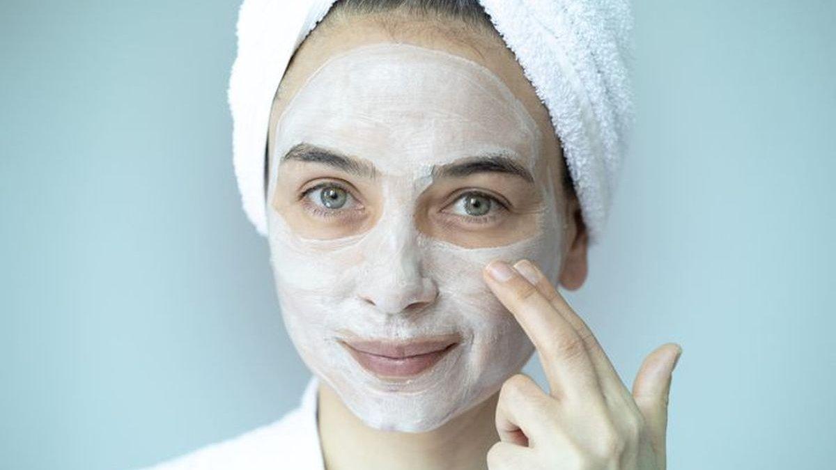 Ilustrasi wanita menggunakan masker wajah.