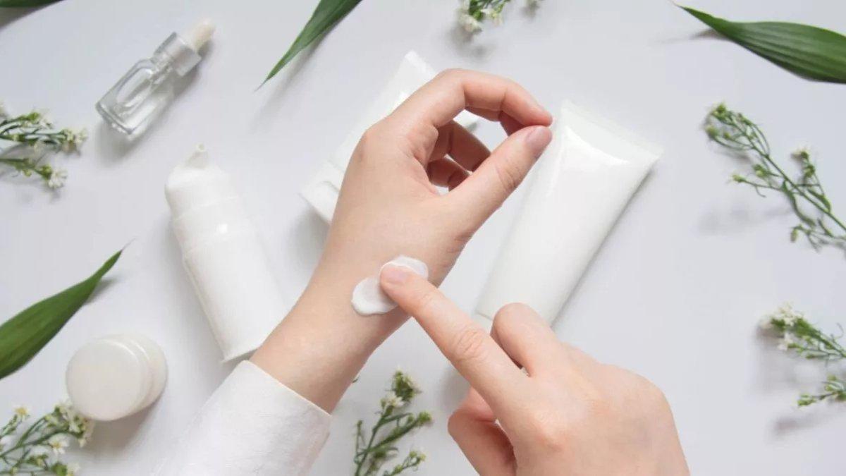 Ilustrasi mengaplikasikan hand cream agar tangan tetap terjaga kelembapannya.