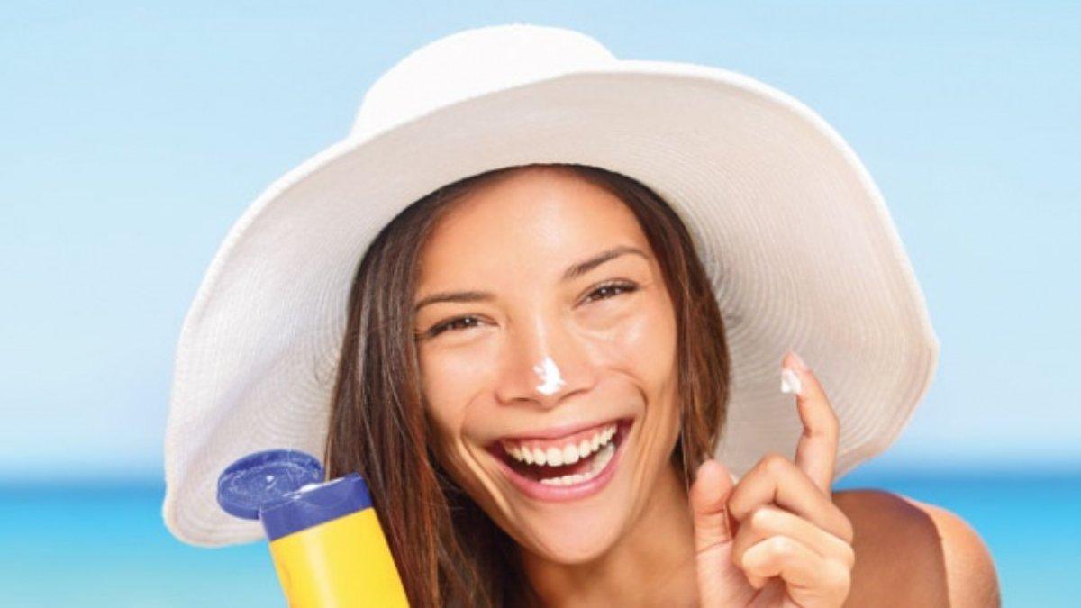 Ilustrasi menggunakan sunscreen.