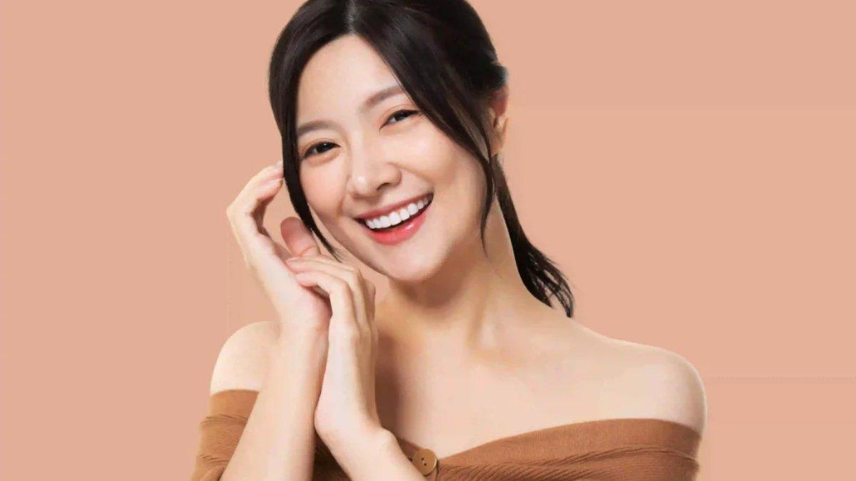 Ilustrasi wanita yang memiliki kulit wajah glowing.