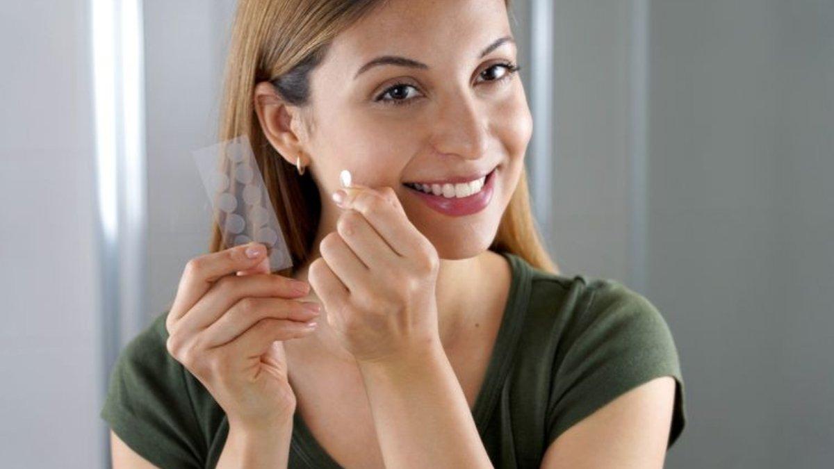 Ilustrasi ibu hamil menggunakan acne patch.