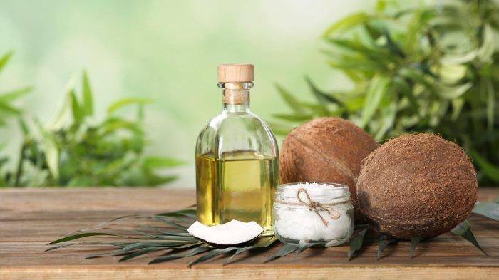 Minyak kelapa ini bisa kamu manfaatkan untuk mengatasi ketombe di kulit kepala.