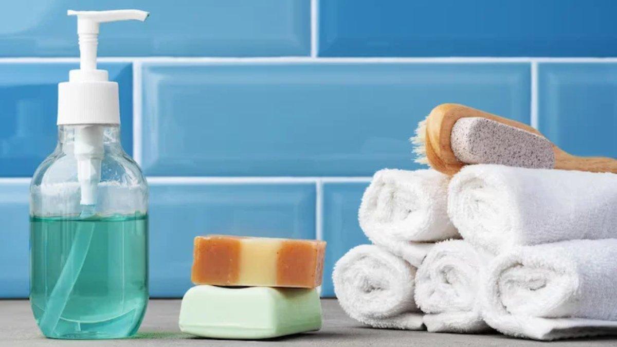 Mengeringkan badan menggunakan handuk setelah mandi.