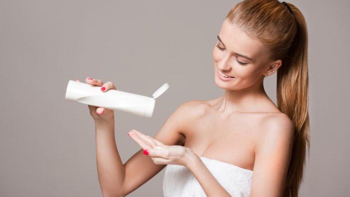 Menuang body lotion secukupnya pada tangan sebelum diaplikasikan ke tubuh.