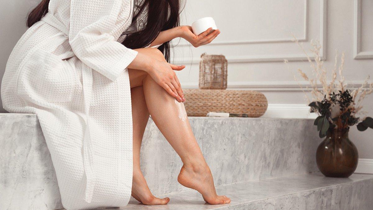 Ilustrasi menggunakan body scrub untuk mengangkat sel-sel kulit mati.