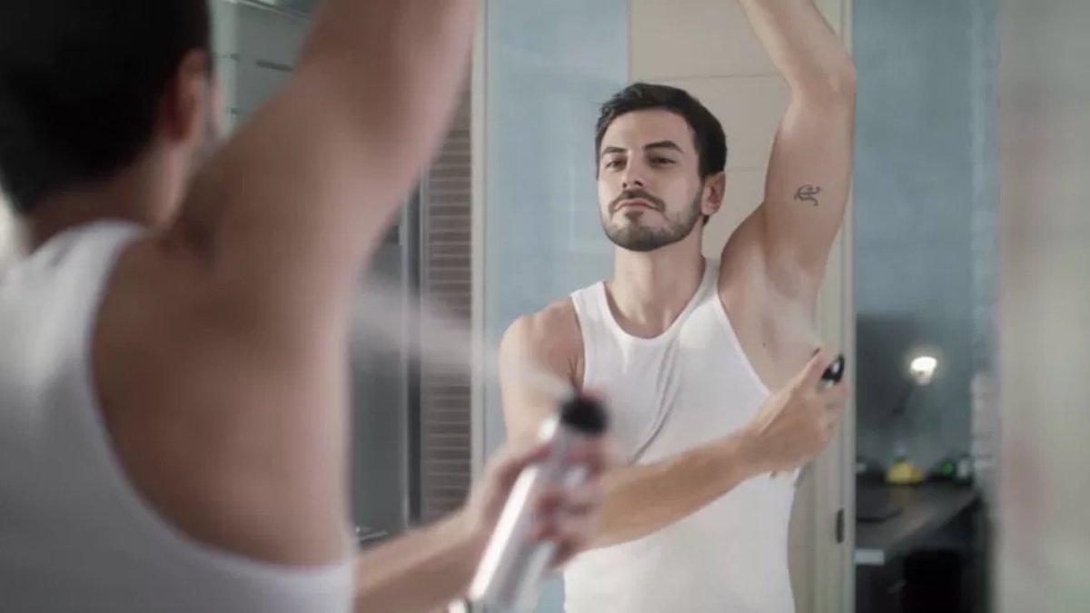 Ilustrasi menggunakan deodorant spray.