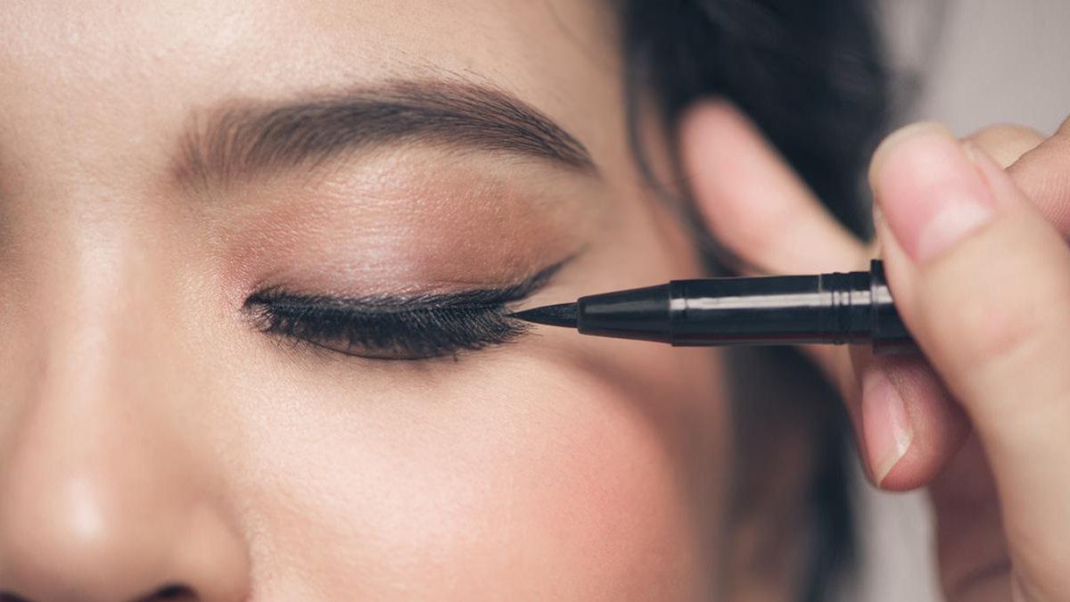 Ilustrasi menggunakan eyeliner.