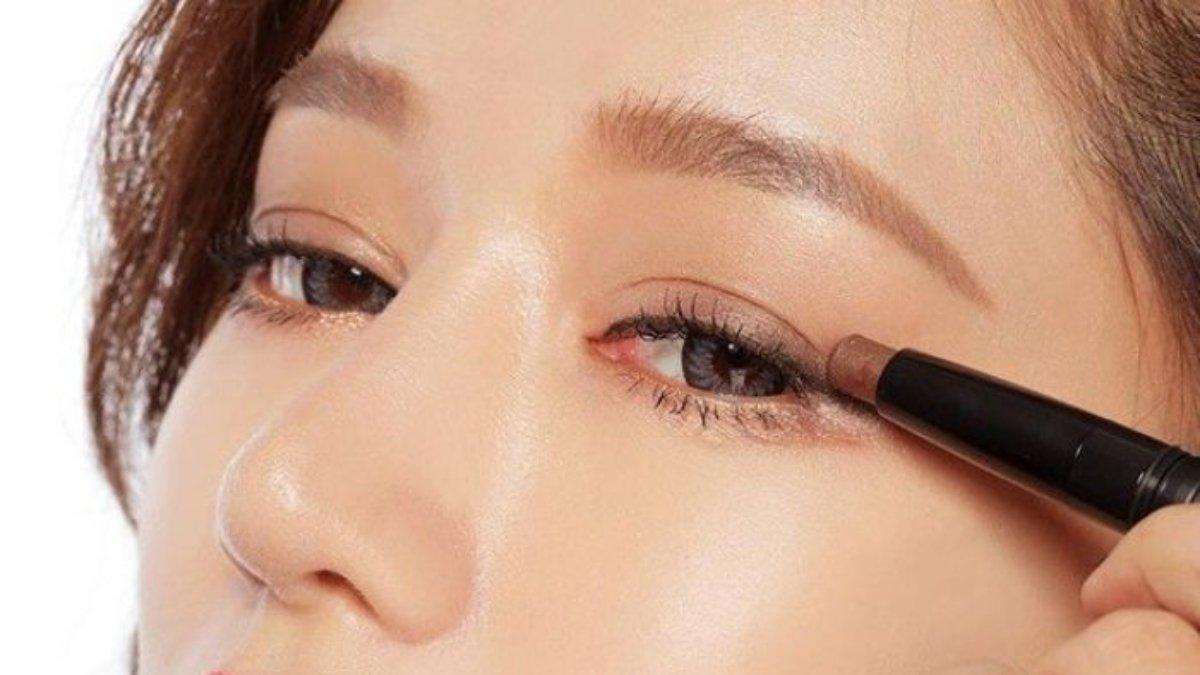 Ilustrasi menggunakan eyeshadow dengan warna natural.