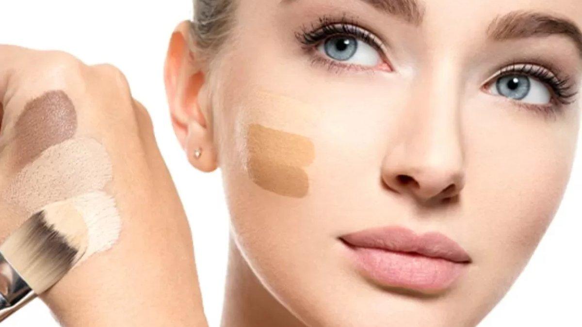 Hindari penggunaan base makeup yang terlalu tebal yang justru memperjelas menyamarkan garis halus wajah