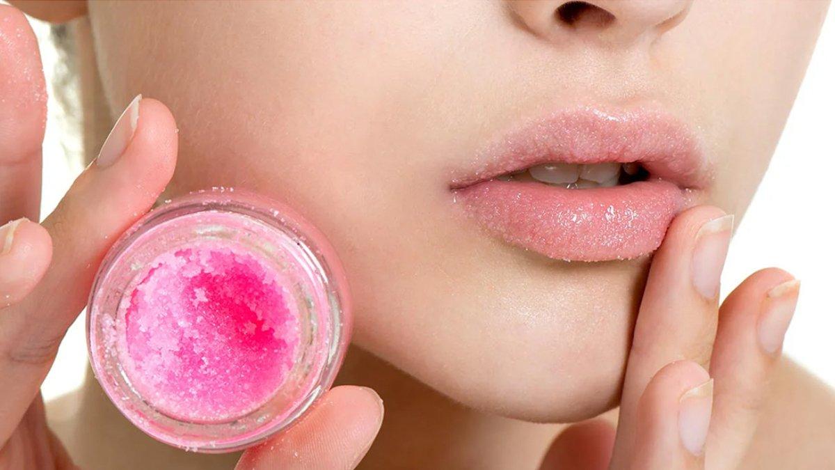 Ilustrasi wanita mengeksfoliasi bibir.