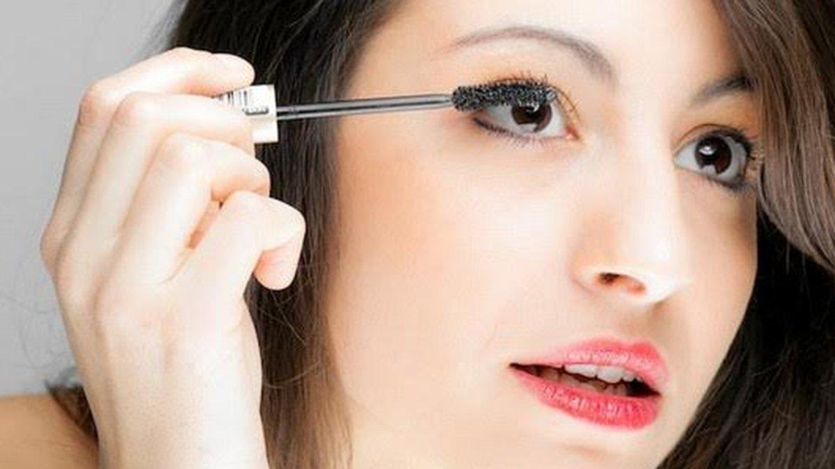 Ilustrasi mengaplikasikan mascara.