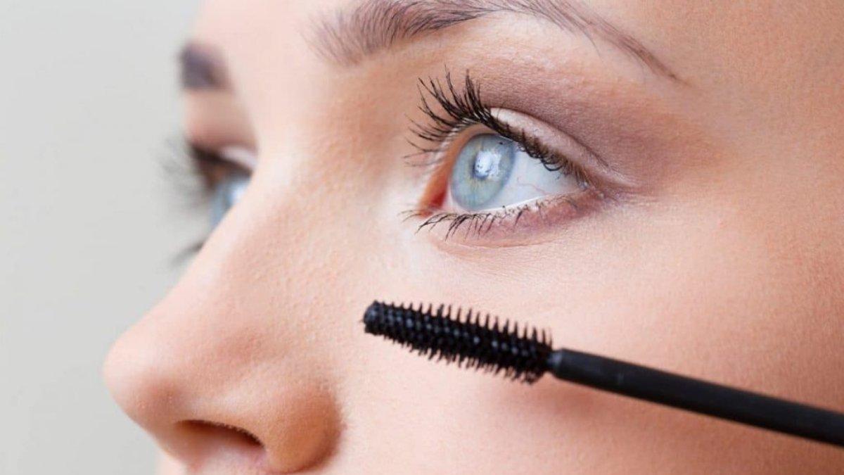 Coba metode side-to-side untuk dapatkan hasil maskara dengan helai bulu mata yang terpisah sempurna