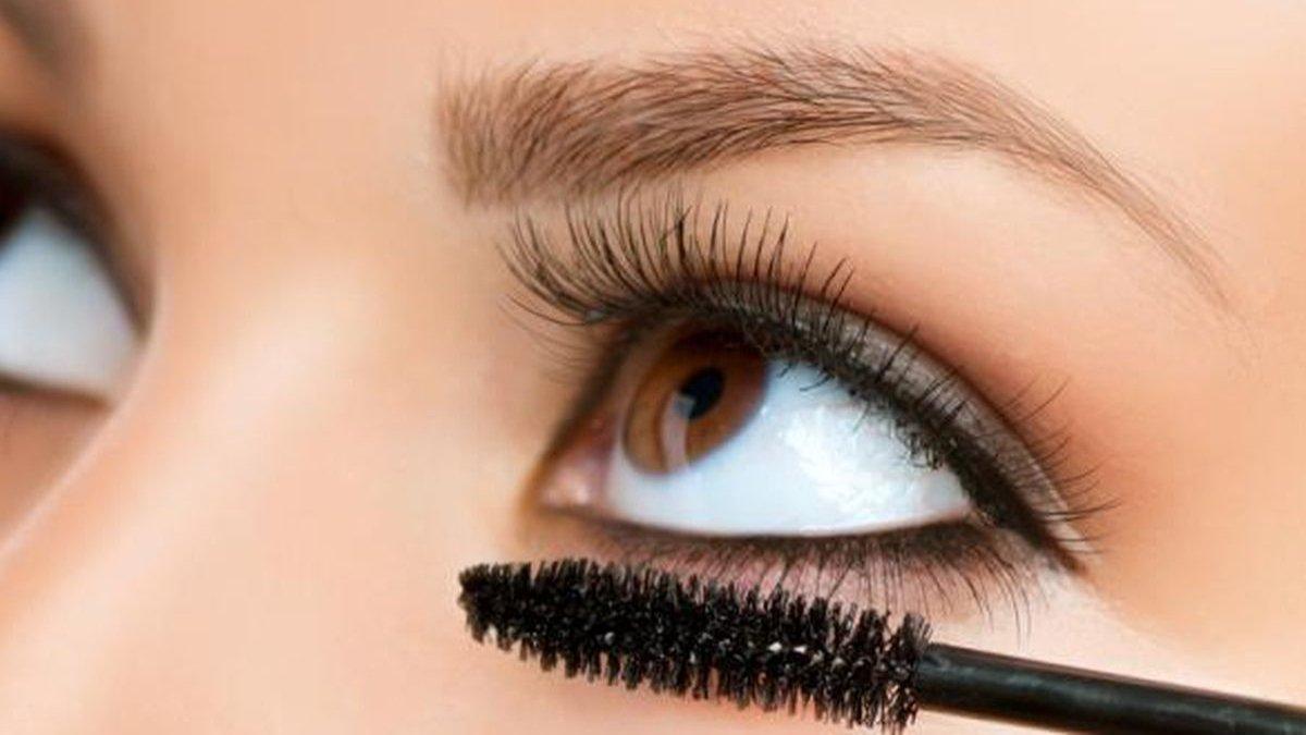Ilustrasi menggunakan mascara.