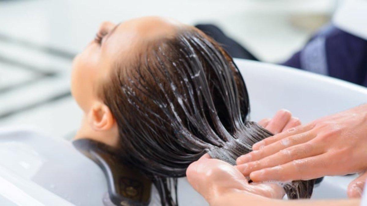 Ilustrasi menggunakan masker rambut.