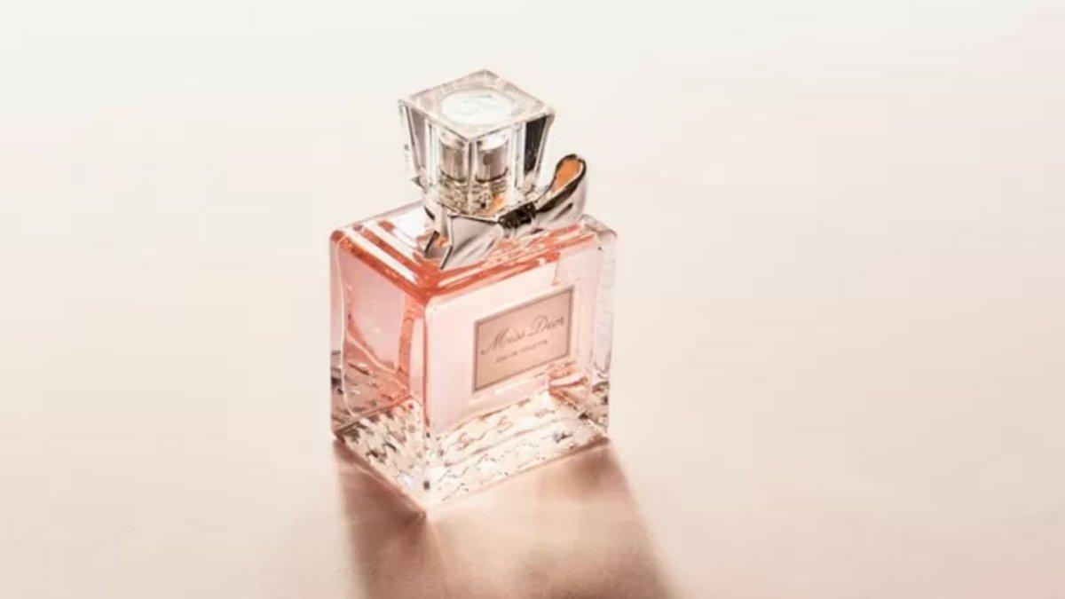 Menumpuk parfum jug dapat membantu aromanya agar tahan lama.