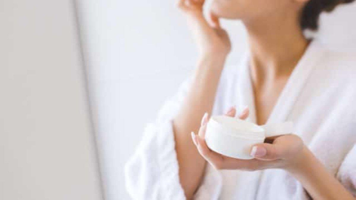 Ilustrasi mengaplikasikan skincare pada wajah.