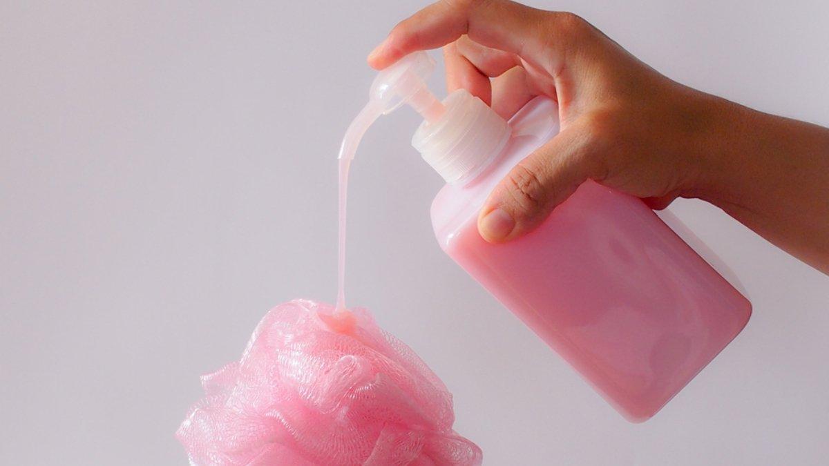 Jerawat punggung dapat diatasi dengan memilih sabun mandi dengan kandungan bahan aktif yang lembut