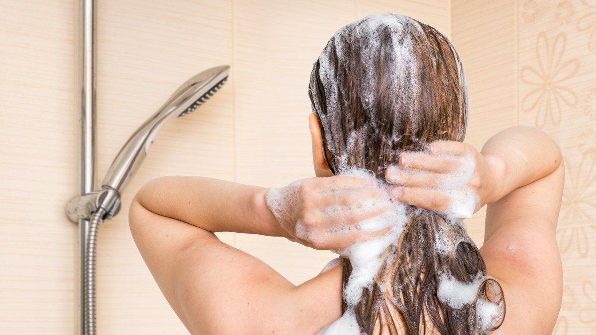 Ilustrasi keramas menggunakan shampoo khusus rambut kering.