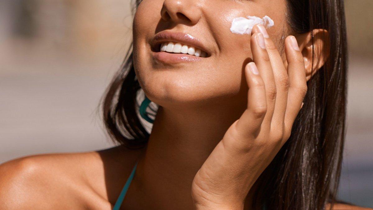 Ilustrasi menggunakan sunscreen sebelum berolahraga.