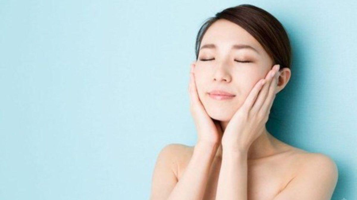 Ilustrasi wanita menggunakan toner.