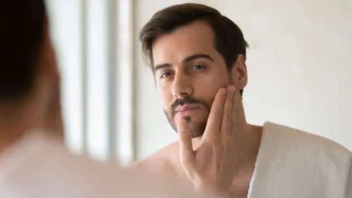 Ilustrasi pria menggunakan moisturizer.