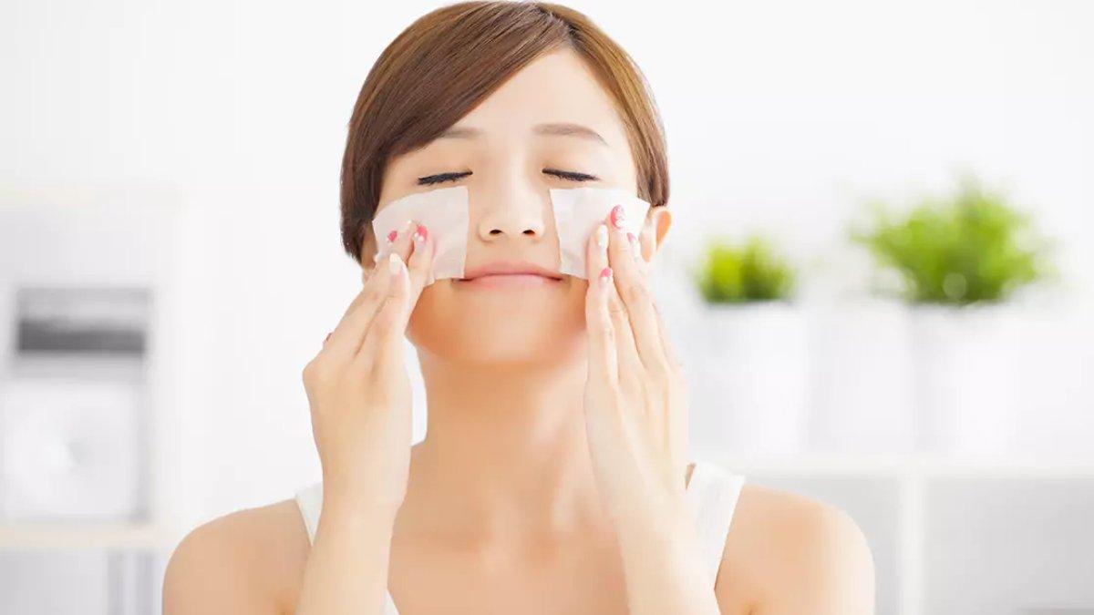 Ilustrasi kulit wajah berminyak.