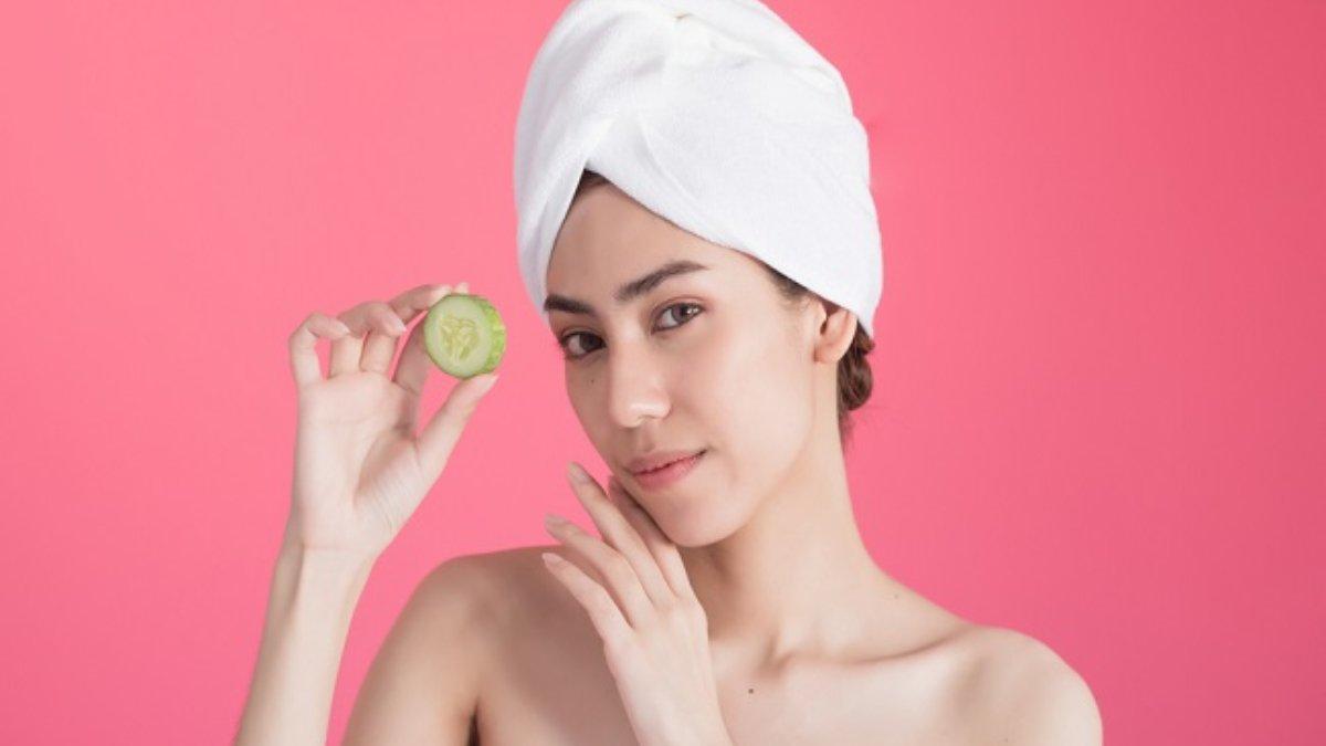 Ilustrasi kulit wajah wanita terhidrasi dengan baik berkat jus hijau.