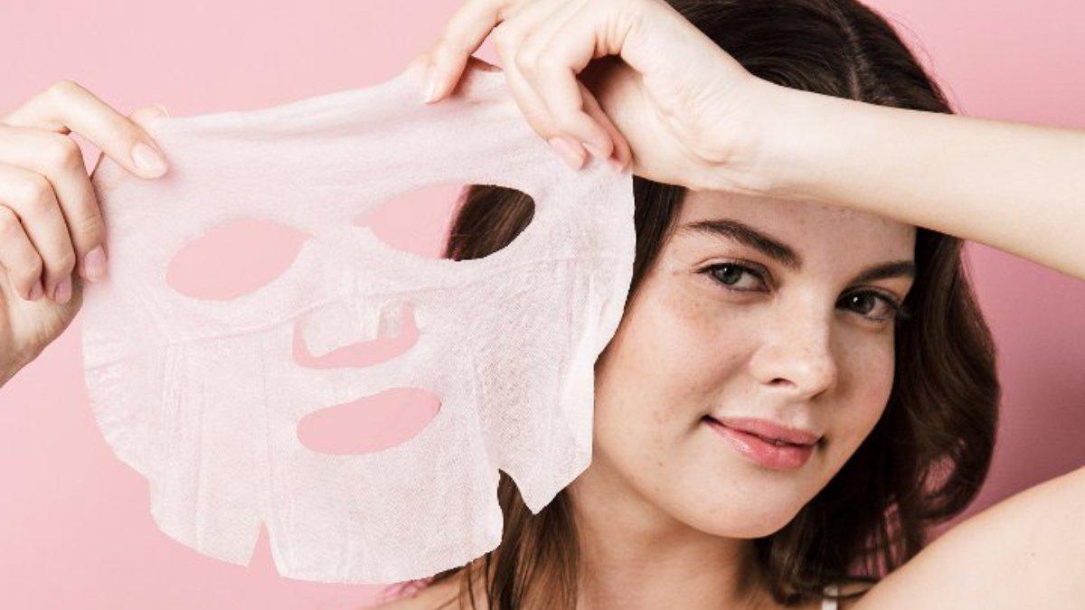 Ilustrasi menggunakan sheet mask.
