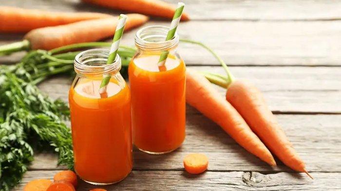 Minuman detoks dari bahan wortel dan daun ketumbar.