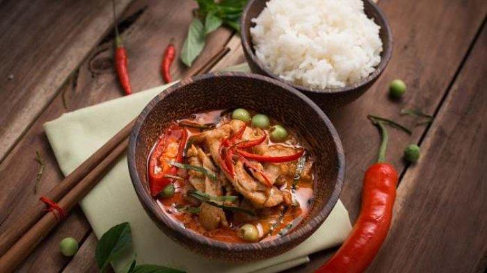 Jangan simpan makanan berminyak dengan jenis makanan lain karena bisa merusak kualitasnya.