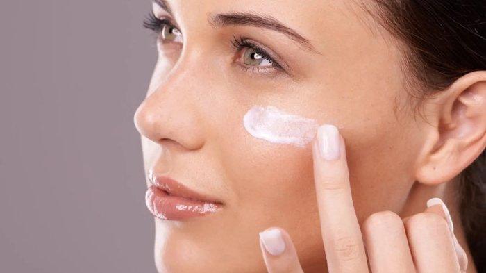 Ilustrasi wanita menggunakan face primer untuk menghaluskan kulit wajah.