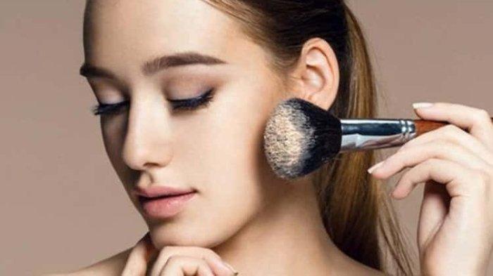 Ilustrasi mengaplikasikan bedak tabur atau loose powder.