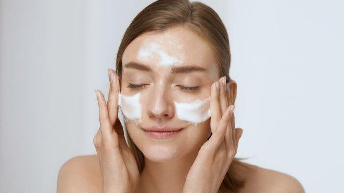 Ilustrasi membersihkan wajah menggunakan cleanser sebelum melakukan eksfoliasi.