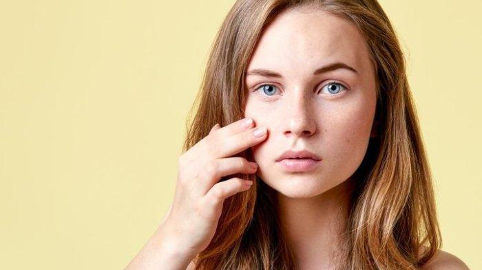 Jangan menimpa obat totol jerawat menggunakan bahan aktif lainnya, agar hasilnya lebih maksimal.