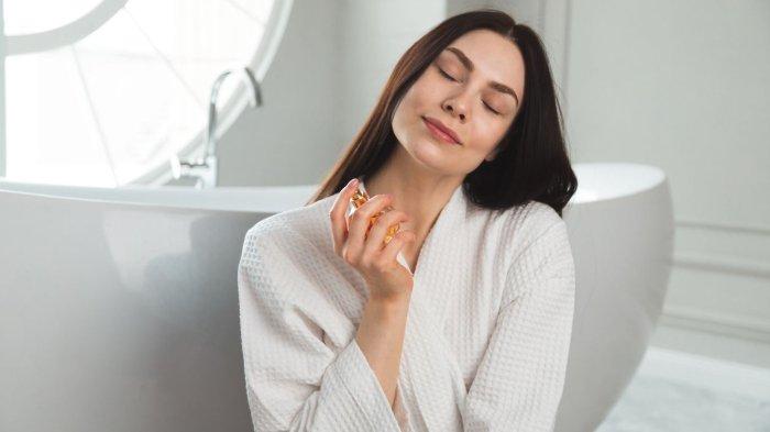 Menyemprotkan parfum pada titik nadi.