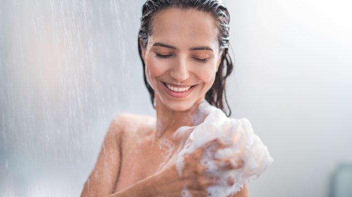 Mandi dengan sabun mandi cair lebih melembapkan tubuh.