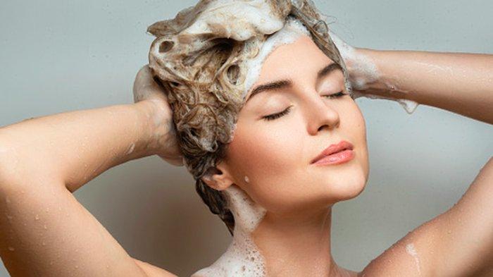 7 Rekomendasi Sampo Aroma Buah, Rambut Wangi Segar Seharian