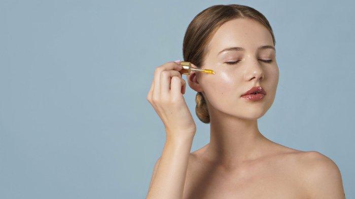 Ilustrasi mengaplikasikan skincare dnegan kandungan Lactic Acid.