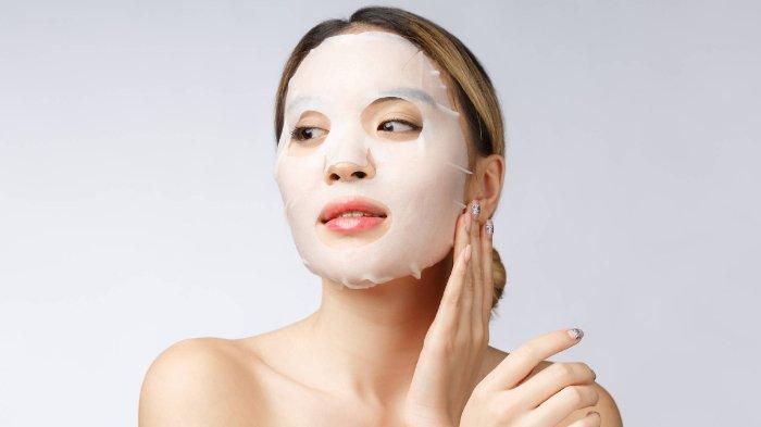 Ilustrasi wanita menggunakan sheet mask.