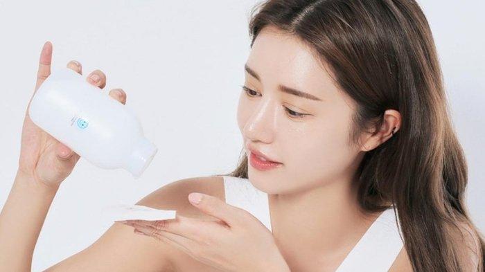 Memilih produk yang tepat untuk mengeksfoliasi kulit wajah.