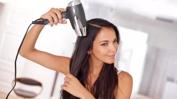 Ilustrasi menggunakan hair dryer.