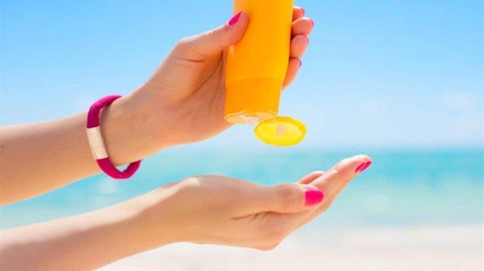 Ilustrasi mengaplikasikan sunscreen pada badan.